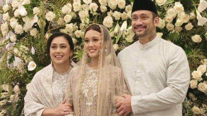 Aktor Tora Sudiro dan Anggraini Kadiman menggelar pengajian menjelang pernikahan Azzara Nabila Sudiro, putri mereka, di Cilandak, Jakarta Selatan, Rabu (21/8/2024). Nabila Sudiro adalah anak Tora Sudiro dari pernikahan pertamanya bersama Anggraini Kadiman.