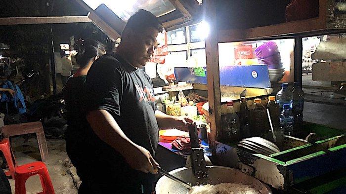 Towan pemilik Nasi Goreng Robert di kawasan Duren Sawit, Jakarta Timur, Minggu (15/10/2023)