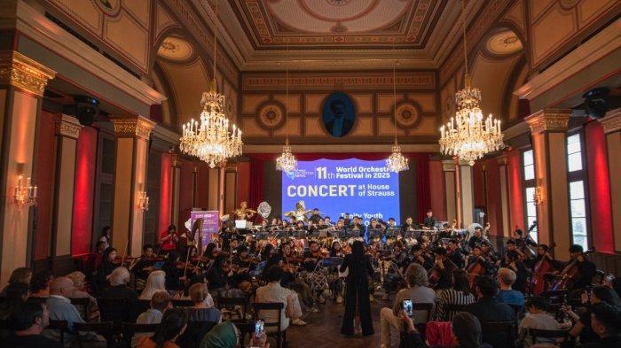 TRUST BERAKSI - Trinity Youth Symphony Orchestra atau yang populer disebut TRUST mengharumkan nama Indonesia di kancah internasional. Dalam kompetisi bertajuk The 11th World Orchestra Festival in 2025 di Wina, Austria, pada 10-13 Juli 2025, TRUST menyabet 3 penghargaan sekaligus. Penghargaan yang didapat TRUST yaitu Golden Award, Outstanding Conductor Award untuk Conductor TRUST Dr Nathania Karina, dan Johann Strauss Award. Ketiga penghargaan ini diserahkan panitia dalam konser gala, Minggu (13/7/2025) di gedung konser paling bergengsi bernama Musikverein, di tengah kota Wina.