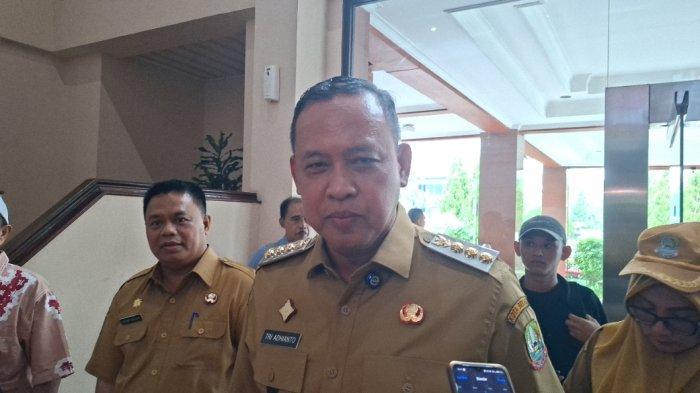 VIRAL MEDIA SOSIAL - Wali Kota Bekasi, Tri Adhianto di Plaza Pemerintah Kota (Pemkot) Bekasi pada Senin (23/6/2025). Dirinya mengaku sedih sekaligus marah menanggapi kasus Meilanie yang dianiaya putranya sendiri, Ezra.