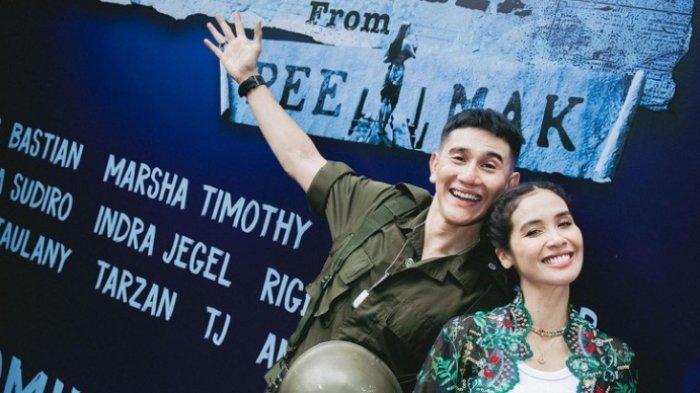 Pasangan aktor dan aktris Vino Bastian dan Marsha Timothy disela berbincang mengenalkan film Kang Mak di Falcon Pictures, Jalan Duren Tiga, Jakarta Selatan, Rabu (31/1/2024).