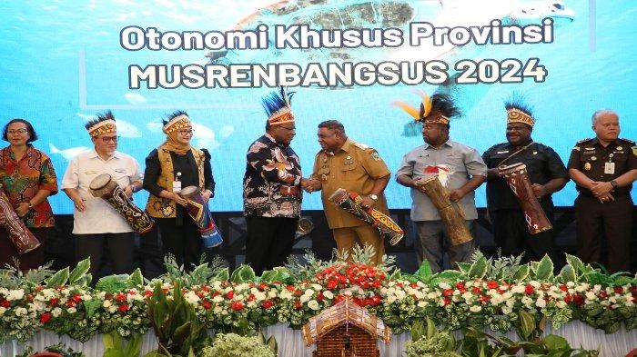 Wamendagri John Wempi Wetipo mengingatkan Pemprov Papua Barat agar menyukseskan Pilkada Serentak 2024. Hal itu disampaikan Wempi saat membuka Musrenbang Provinsi Papua Barat Tahun 2024 yang berlangsung di Ballroom Meridien Hotel Aston Viu Manokwari, Papua Barat, Senin (29/4/2024).