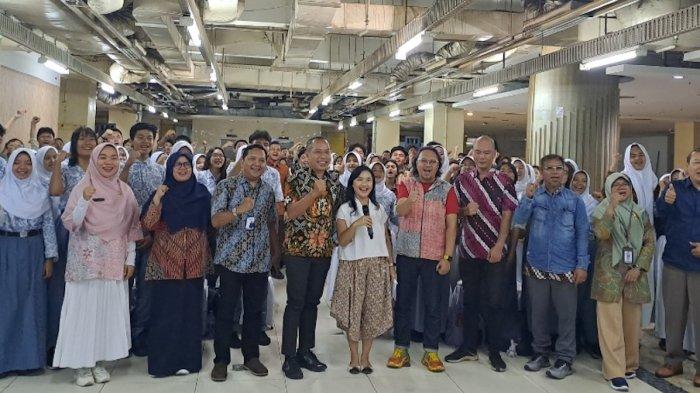 Suasana Warta Kota Mengajar di lantai 8 Pasar Tanah Abang, Jakarta Pusat. Diikuti tiga SMA di Jakarta, Rabu (2/10/2024)