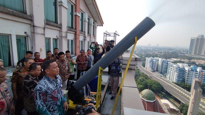 Wali Kota Jakarta Selatan, Munjirin meresmikan pengoperasian water mist generator di gedung kantor Wali Kota Jakarta Selatan, Kebayoran Baru, Jakarta Selatan pada Kamis (7/9/2023). Pengoperasian water mist diharapkan dapat mengatasi polusi udara Jakarta.