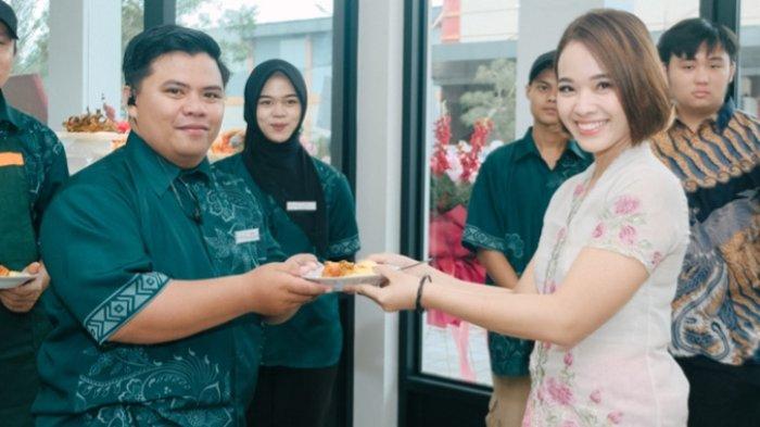Penyanyi Winda Viska (kanan), founder RM Damai, disela membuka RM Damai di Kota Tanjung Pinang, Kepualauan Riau, Jumat (18/10/2024).