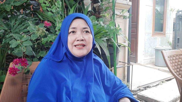 Yati, saksi mata pembunuhan terhadap tetangganya Anik Fatmawati di Kelapa Dua, Tangerang. Anik tewas ditikam Nirwansyah oleh teman putranya sendiri. Saat kejadian sang anak tidak bisa cegah karena kakinya pincang,