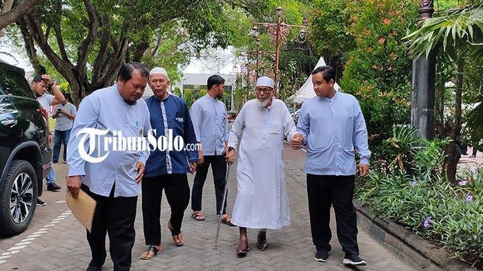 Abu Bakar Baasyir mendatangi kantor Wali Kota Solo, Senin (20/11/2023). Dia ingin bertemu dan menitipkan surat pada Gibran Rakabuming Raka.