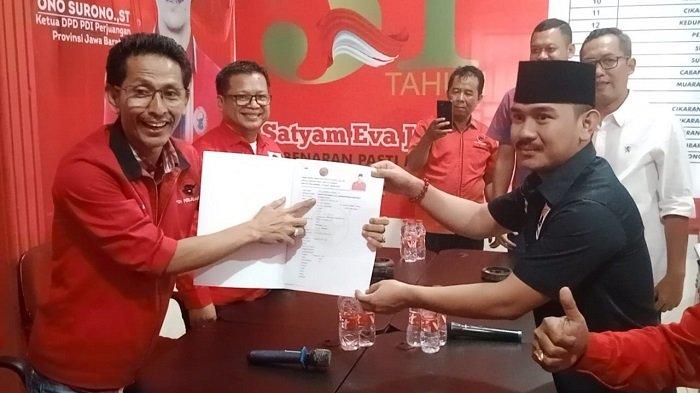 Ketua DPC PDI Perjuangan Kabupaten Bekasi Soleman (kiri) menerima berkas pendaftaran Anggota DPRD Kabupaten Bekasi, Ade Kuswara Kunang sebagai Bakal Calon Bupati Bekasi di Kantor DPC PDI Perjuangan Kabupaten Bekasi, Jalan Raya Inspeksi Kalimalang, Desa Jayamukti, Kecamatan Cikarang Pusat, Sabtu (20/4/2024).