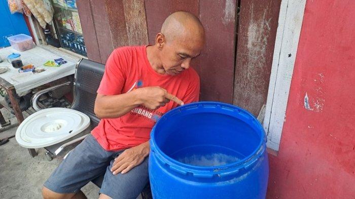 Adi (56), warga Jalan Inspeksi Kali Grogol, Palmerah, Jakarta Barat, kesal karena dalam lima hari terakhir air PAM di rumahnya mati. Apalagi tak ada pemberitahuan dari manajemen PAM Jaya.