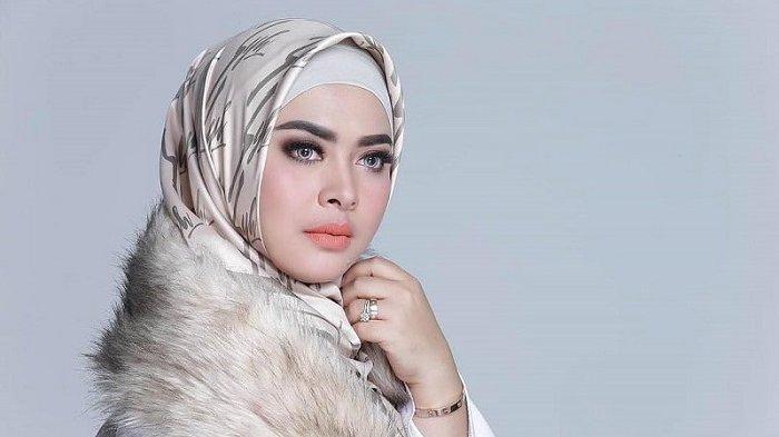 Aisyahrani, adik dari artis Syahrini, menceritakan perjuangan kakaknya itu untuk mendapatkan seorang anak.