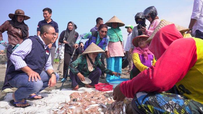 Calon presiden (capres) Koalisi Perubahan dan Perbaikan (KPP), Anies Baswedan bersama mantan Menteri Kelautan dan Perikanan Republik Indonesia, Susi Pudjiastuti di tempat pelelangan Ikan, Pangandaran, Jawa Barat pada Selasa (25/7/2023).