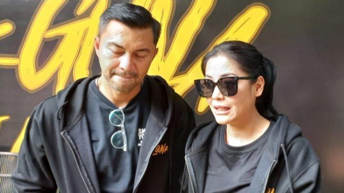 Bintang film Lulu Tobing dan Anjasmara disela jumpa pers film Guna-Guna Istri Muda di Falcon Pictures, Jalan Duren Tiga, Jakarta Selatan, Kamis (13/7/2023). Film Guna-Guna Istri Muda mulai syuting pada 20 Juli 2023.