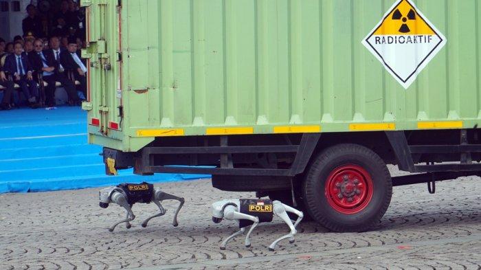 TIMSUS ROBOTIK - Timsus Robotik Presisi Badan Pemelihara Keamanan (Baharkam) Polri mengoperasikan robot polisi (Humanoid) dan anjing pintar (I-K9) saat melakukan defile pada upacara HUT ke-79 Bhayangkara di kawasan Monumen Nasional (Monas), Gambir, Jakarta Pusat, Selasa (1/7/2025). Pada HUT ke-79 Bhayangkara, Polri menampilkan 10 unit robot humanoid, 10 unit robot anjing pintar (i-K9), 2 unit robot tank, 2 unit robot ROPI (Rescue & Observation Patrol Intelligence) dan 1 unit drone pertanian. Warta Kota/Yulianto
