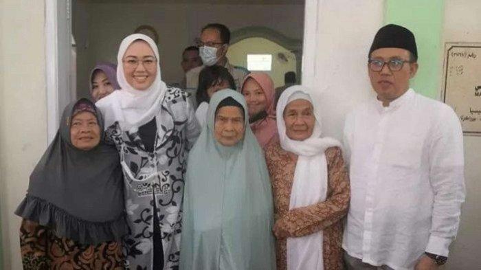 Anne Ratna Mustika saat berfoto bersama Iskandar, yang kini menjadi suaminya.