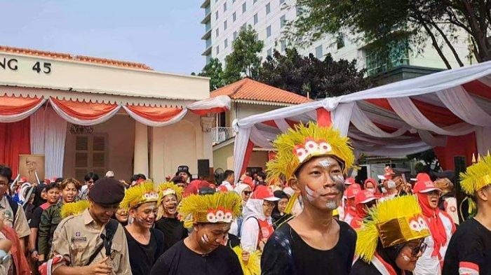 Muda-mudi Indonesia semangat mengikuti arak-arakan napak tilas kemerdekaan bangsa ini, Rabu (16/8/2023).