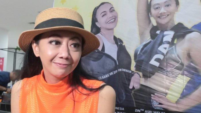 Pemain film dan sinetron Asri Welas menjadi instruktur senam di acara Zumba Party di Cimanggis Square Mall, Depok, Jawa Barat, Sabtu (14/1/2022).