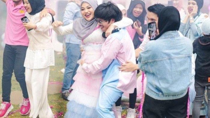 Pasangan selebritas Atta Halilintar dan Aurel Hermansyah mengumumkan jenis kelamin anak kedua mereka di akun media sosialnya, Selasa (6/6/2023).