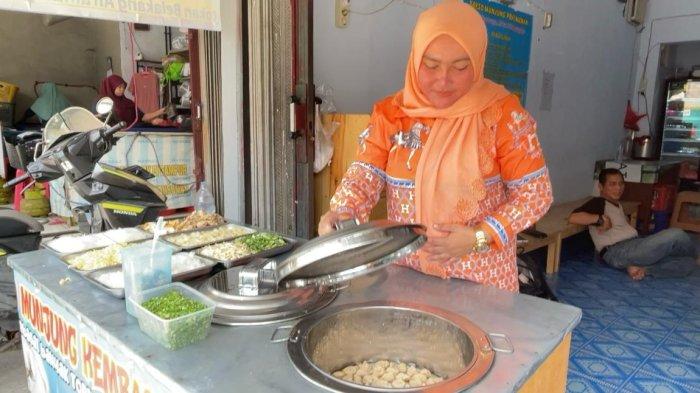 BAKSO MUNJUNG - Kuliner bakso Munjung Prasmanan di Jalan Masjid At-Taqwa, Kembangan Utara, Jakarta Barat, Minggu (16/2/2025). Azzahra owner Bakso Munjung Prasmanan