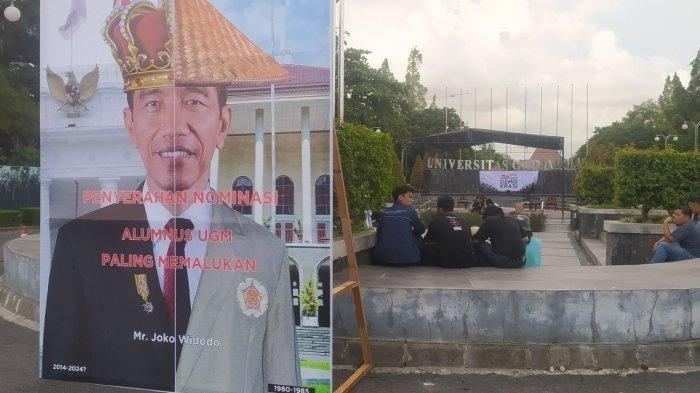 Baliho Jokowi terdapat di sejumlah titik di kampus UGM. Baliho itu bertuliskan sebagai alumnus paling memalukan.