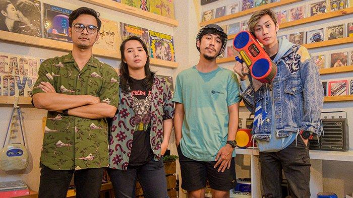 Band Antartick yang terdiri dari Joean Lasta (vokal), Anang (gitar), Helvi (bass) dan Sandy (drum) ini mengenalkan single Milky Way, Jumat (25/2/2022). Lagu Milky Way memiliki warna berbeda dibandingkan single-single band asal Bogor, Jawa Barat, itu.