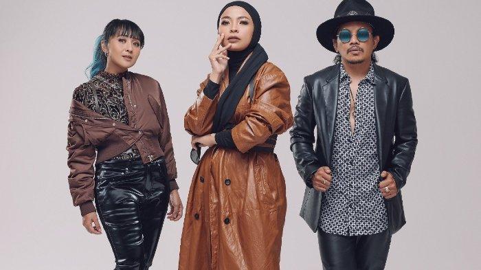 Band Kotak merilis lagu Hantam!, Jumat (20/5/2022). Lagu Hantam! yang dinyanyikan Band Kotak merupakan original soundtrack film Satria Dewa Gatotkaca yang akan tayang di bioskop pada 9 Juni 2022.