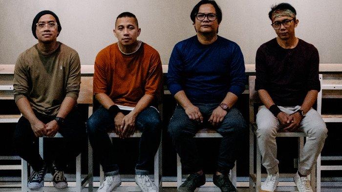 The Rain kembali merilis salah satu lagu dari album studio ke-7 mereka, Mereka Bilang Kita Terjebak Bersama, Senin (27/3/2023). Sebuah lagu berjudul Halaman Berbeda dipilih band asal Yogyakarta yang hingga kini tetap beranggotakan Indra Prasta (vokal/gitar), Iwan Tanda (gitar/vokal), Ipul Bahri (bass/vokal) dan Aang Anggoro (drum/vokal).