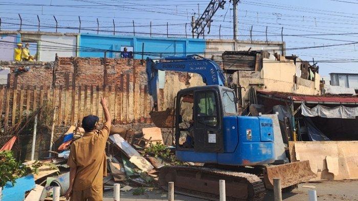 Petugas gabungan menghancurkan puluhan bangunan liar di kawasan royal, Jalan Bandengan Utara III, Pekojan, Tambora, Jakarta Barat, Senin (16/10/2023). Karena selama ini jadi tempat prostitusi.