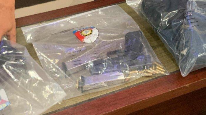 Deretan barang bukti yang dihadirkan Polda Sumbar, dalam ekspos kasus polisi tembak polisi di Kabupaten Solok Selatan, Sabtu (23/11/2024). Barang bukti ini terdiri dari satu unit pistol, selongsong peluru, celana, senjata tajam jenis pisau, jam tangan.