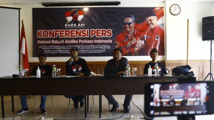 Sekretaris Jenderal (Sekjen) Syaiful Bahri (Kiri), Ketua Umum BARA API Adi Kurniawan (Kedua kiri), Moderator Rusman (Kedua kanan), dan Wakil Sekjen Rudy (Kanan) dalam konferensi pers di Luxury Inn Arion Hotel, Rawamangun, Jakarta Timur, Selasa (11/07/2023).