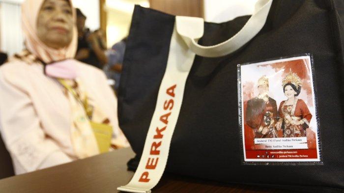 Seorang kader menggunakan tas bergambar Andika Perkasa saat menghadiri konferensi pers di Luxury Inn Arion Hotel, Rawamangun, Jakarta Timur, Selasa (11/07/2023).