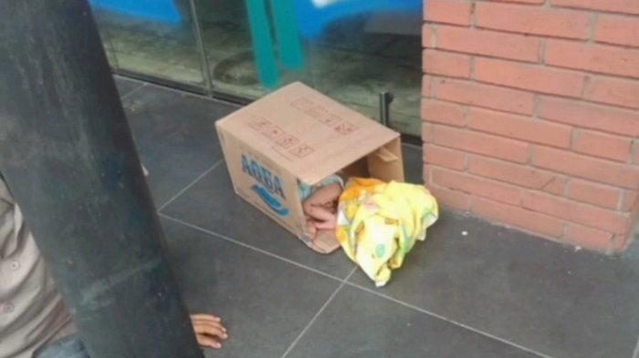Orangtua tak bertanggung jawab membuang bayi laki-laki dalam kardus di depan ruko kopi Tamansari, Sabtu (24/2/2024).