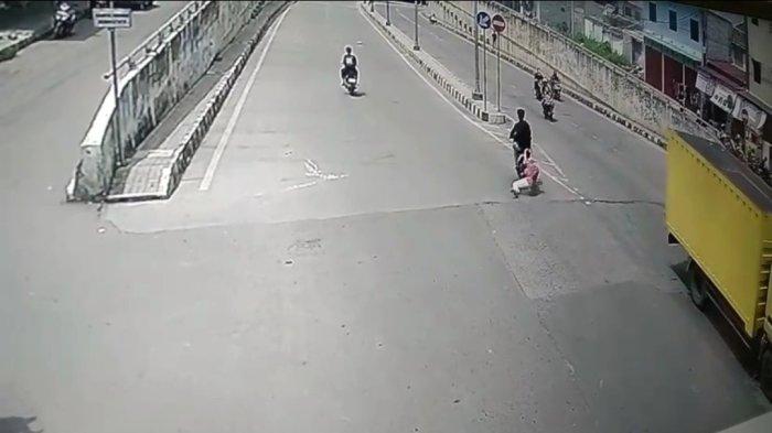 Tangkapan layar video viral korban begal di Underpass Cibitung, Kabupaten Bekasi pada Selasa (27/2/2024).