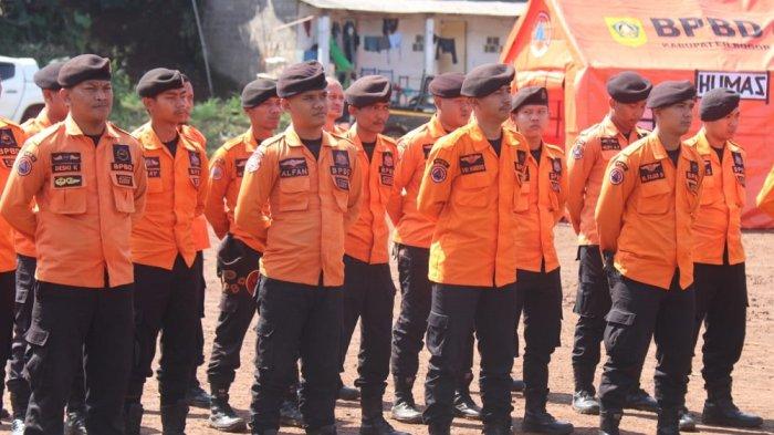 Pemerintah Kabupaten Bogor menggelar simulasi bencana alam gempa bumi di lima titik yang tersebar di dua RW Desa Gunung Geulis Kecamatan Sukaraja, Selasa (12/11/2024).