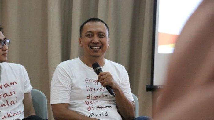 KRITIK - Pakar pendidikan Bukik Setiawan mengritik kebijakan Dedi Mulyadi soal satu kelas diisi 50 siswa.