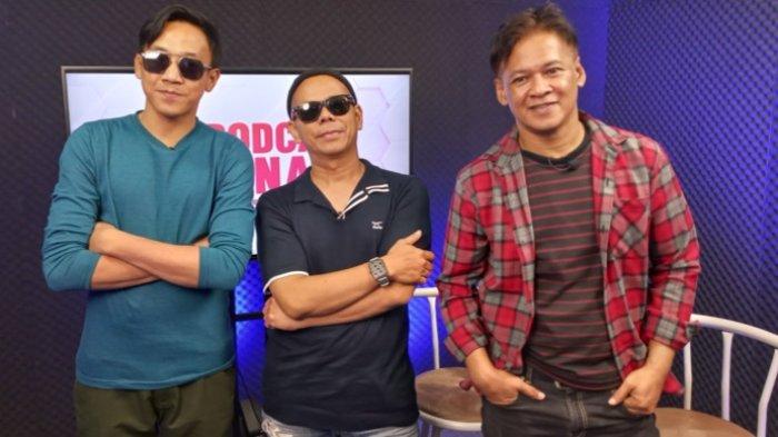 Caffeine adalah Beni Anwar (gitar/kanan), Yudi (drum/tengah) dan Chikin Muhammad (vokal) saat berbincang di Redaksi Warta Kota, Rabu (5/7/2023).