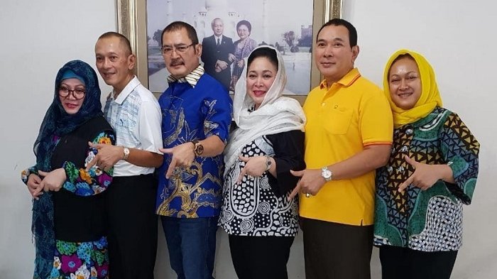Keluarga Cendana (kiri-kanan), Tutut, Sigit, Bambang, Titiek, Tomy, dan Mamiek.