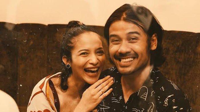 Chicco Jerikho mengajak Putri Marino, istrinya, mempromosi film Ben & Jody di akun media sosialnya, Senin (24/1/2022). Di video yang diunggah Chicco Jerikho di akun media sosialnya, terdengar kata-kata yang menjadi dialog Putri Marino di serial drama Layangan Putus.