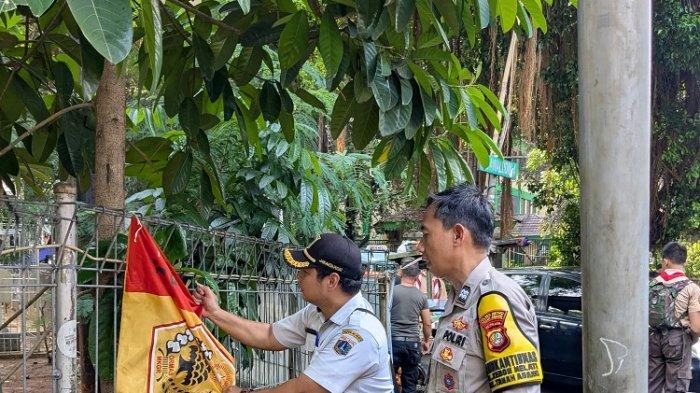 COPOT BENDERA ORMAS - Aparat yang tergabung dari unsur Polri, TNI, dan Pemerintah Kelurahan Kebon Melati melakukan penertiban di sejumlah bendera milik organisasi masyarakat (ormas) yang terpasang di wilayah Kecamatan Tanah Abang, Jakarta Pusat, Rabu (14/5/2025).