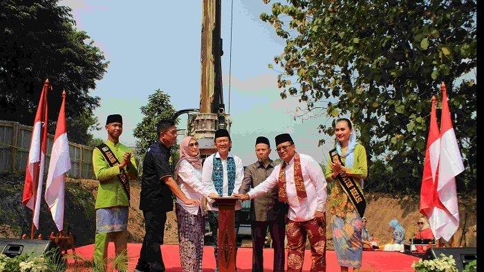 PERBAIKAN JEMBATAN - Pj Bupati Bekasi Dani Ramdan (tengah) melaksanakan Groundbreaking perbaikan pembangunan Jembatan Cipamingkis, Jumat (17/5/2024). Jembatan tersebut kerap rusak meski sudah beberapa kali diperbaiki. Untuk kali dipilih kontraktor berkualitas, dengan harga yang mahal.