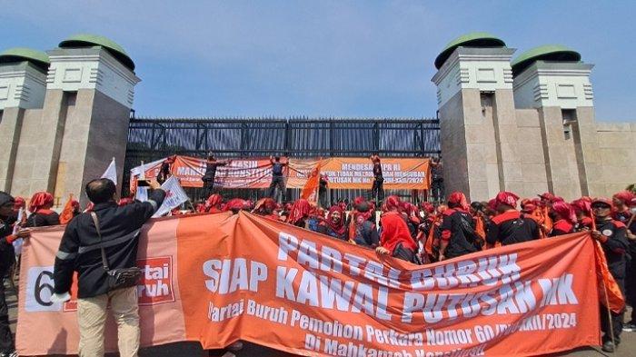 Buruh turut demo di DPR RI, menolak pengesahan revisi UU Pilkada.