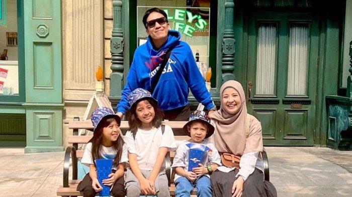 Presenter dan pemain Deddy Mahendra Desta alias Desta mengunggah foto liburan bersama Natasha Rizki dan ketiga anaknya di akun media sosialnya, Jumat (30/6/2023). Diantara banyaknya komentar, Desta menanggapi salah satu tulisan warganet yang menyebutnya caper alias cari perhatian saat mengunggah foto keluarganya tersebut.