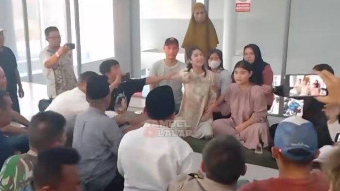 Dewi Perssik berteriak sembari marah-marah kepada Ketua RT 06 Lebak Bulus, Malkan dalam mediasi di lantai dua Masjid Babul Khoirot, Cilandak, Jakarta Selatan pada Kamis (29/6/2023) sore.