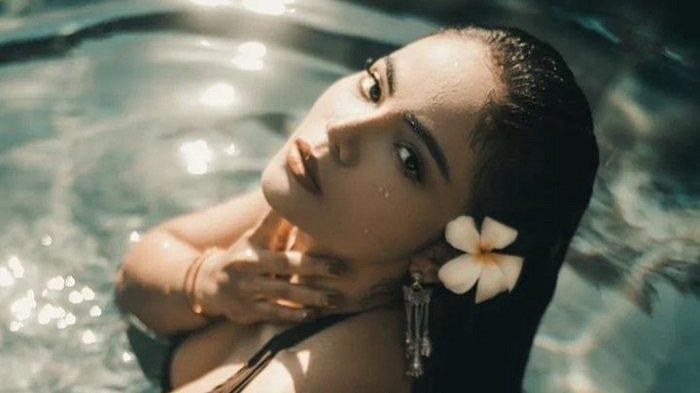 Artis Dinar Candy kini kesepian setelah setahun jomblo. Dia mendambakan kasih sayang seorang pria.