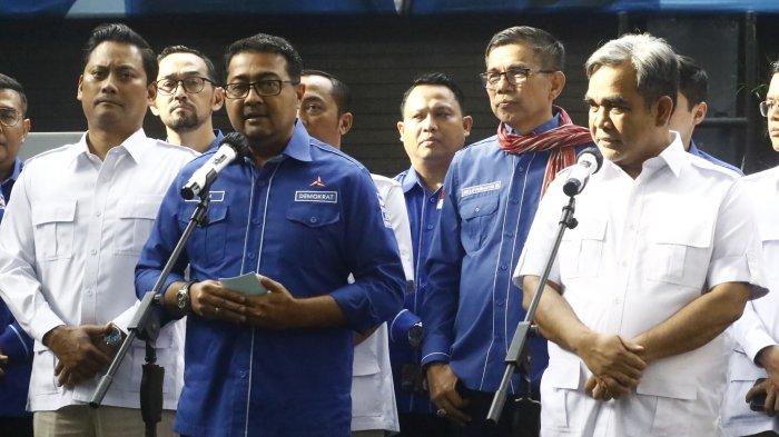 Sekjen Partai Demokrat Teuku Riefky Harsya (kiri) bersama Sekjen Partai Gerindra Ahmad Muzani (Kanan) saat konferensi pers usai silaturahmi kebangsaan di DPP Partai Demokrat, Jakarta, Kamis (20/7/2023). Pertemuan kedua partai tersebut untuk menjalin komunikasi politik jelang Pemilu 2024.