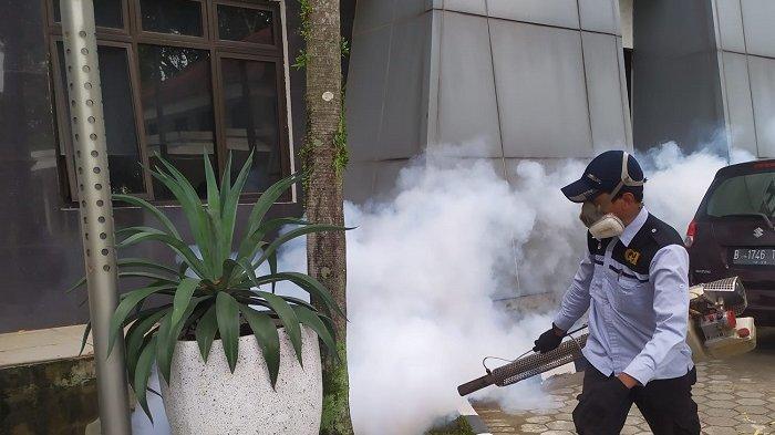 Petugas melakukan fogging di Kompleks DPRD Kabupaten Bogor, Cibinong, pada Rabu (28/2/2024).