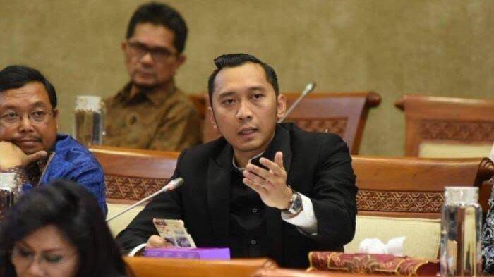 Edhie Baskoro Yudhoyono (Ibas) saat memberi tanggapan terhadap pidato AHY.