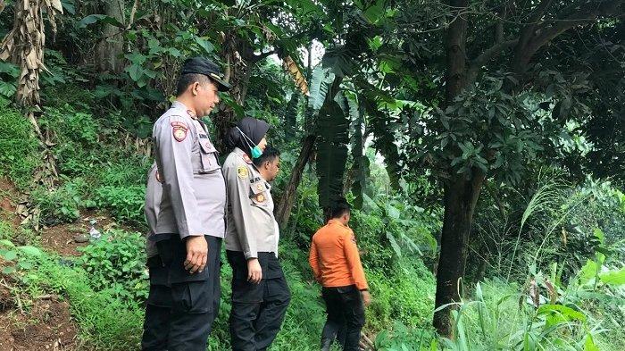 Polisi sedang mencari mayat di Kali Cileungsi.