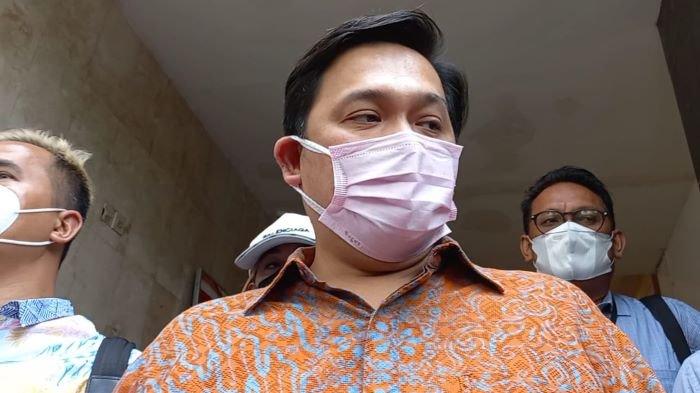 Pengacara Farhat Abbas di Polda Metro Jaya, Senin (8/11/2021). Farhat Abbas mengaku tidak mengikuti kasus anak Nia Daniaty yang sedang dijerat kasus dugaan penipuan dan penggelapan dengan modus tes CPNS fiktif.