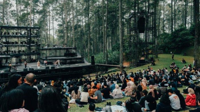 Forestra 2023 sukses menggelar perhelatan megahnya di Orchid Forest Cikole, Bandung Barat, Jawa Barat, Sabtu (26/8/2023). Seluruh tiket habis terjual hingga mampu menghadirkan pengalaman sensori sekaligus musikal memukau dengan sentuhan pesan konservasi dan mengukuhkan namanya sebagai Pertunjukan Musik Orkestra Hutan Terbesar Se-Asia Tenggara. Kolaborasi spektakuler di atas panggung antara Erwin Gutawa Orchestra bersama Aurelie, David Bayu, Barasuara, Feel Koplo, Burgerkill, Gabber Modus Operandi, dan Rahmania Astrini ini tidak hanya memberikan hiburan.