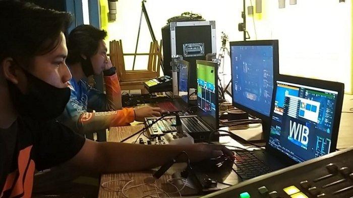 Ilustrasi - Petugas menyiapkan sarana teknologi informasi untuk proses PPDB online.
